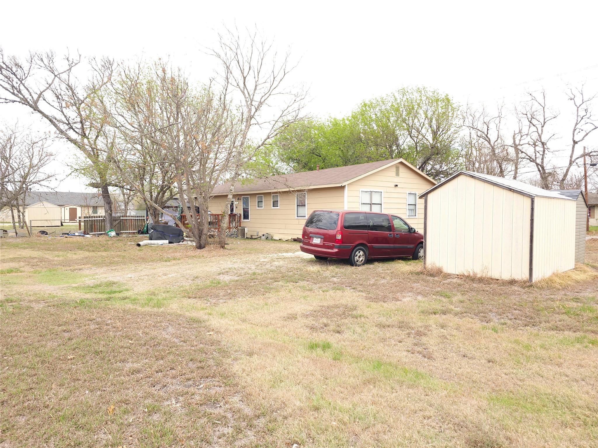 911 Brazos ST, Lockhart, TX 78644 photo 3