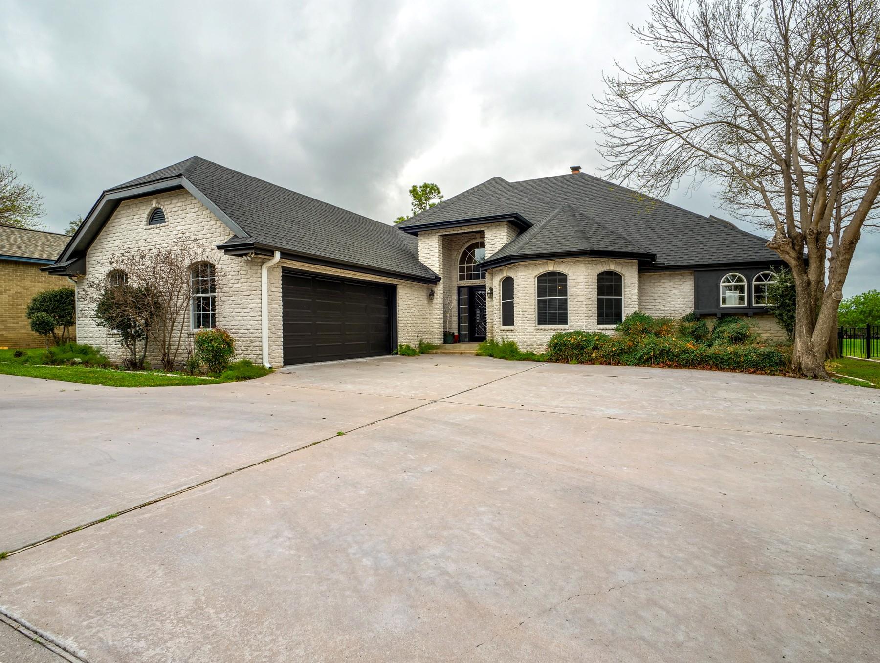 415 Saint Andrews ST, Meadowlakes, TX 78654 photo 2