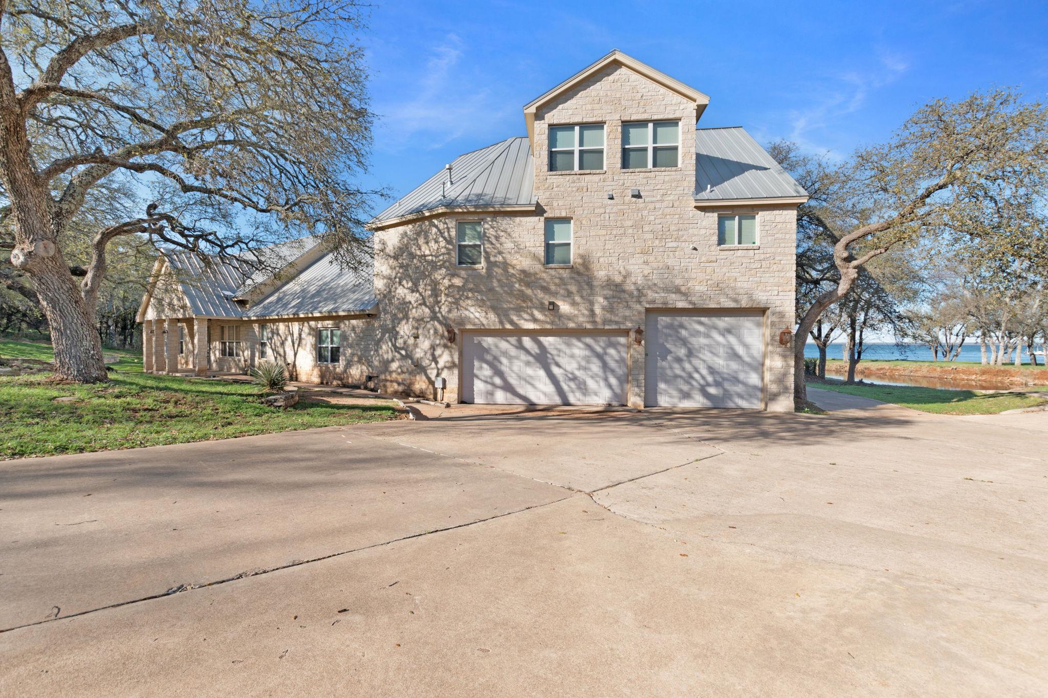 101 Kelly Emeralds RD, Burnet, TX 78611 photo 2