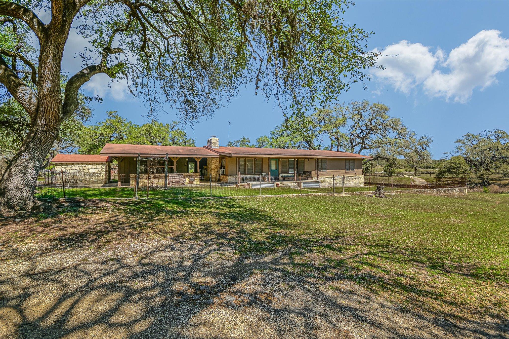 5421 PURGATORY RD, San Marcos, TX 78666 photo 2
