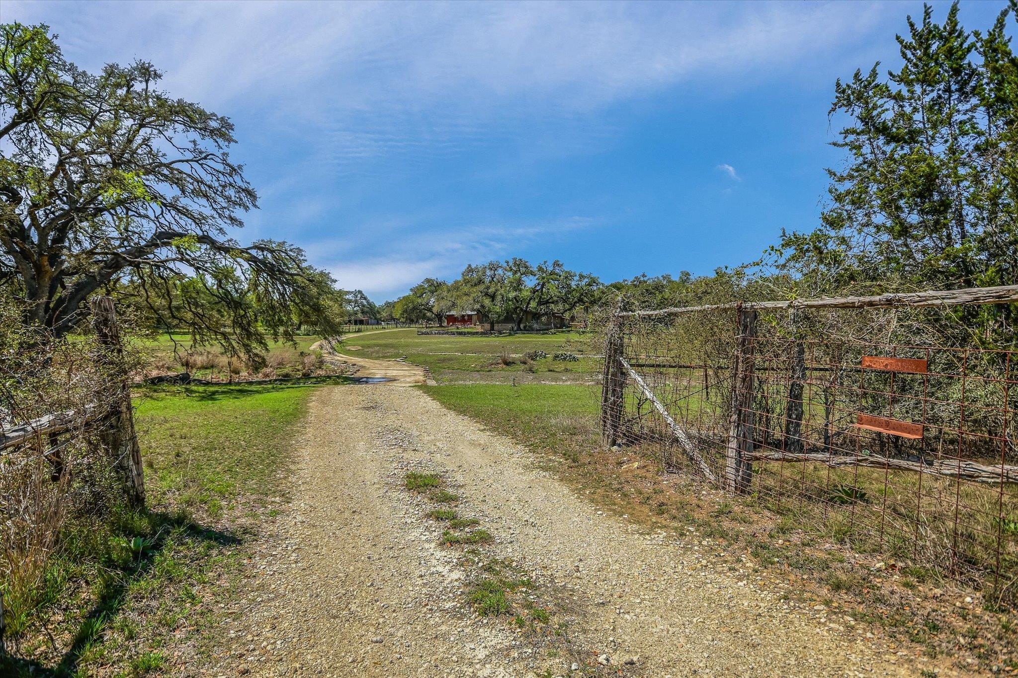 5421 PURGATORY RD, San Marcos, TX 78666 photo 3