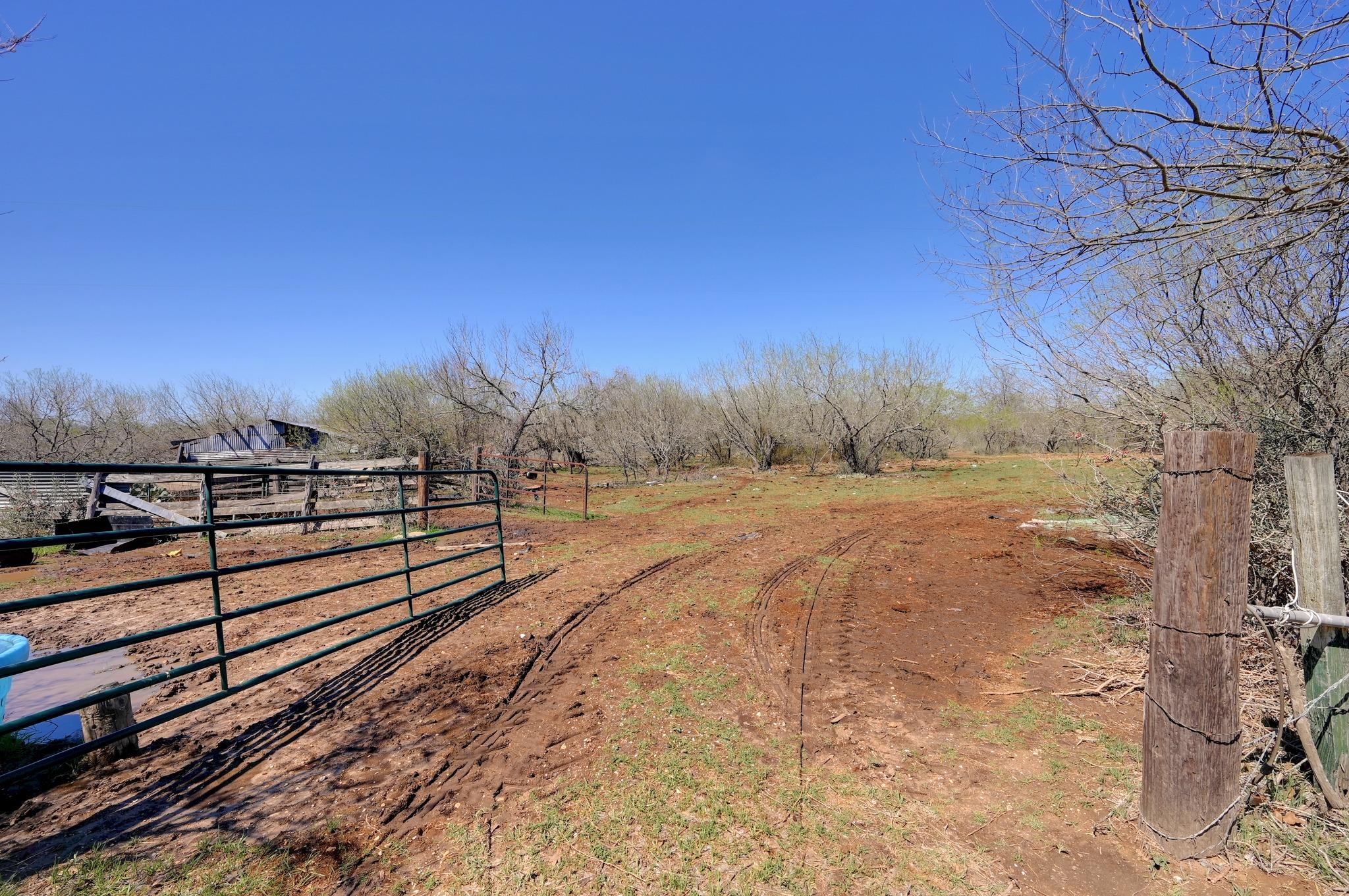 000 Cr 420, Waelder, TX 78959 photo 2