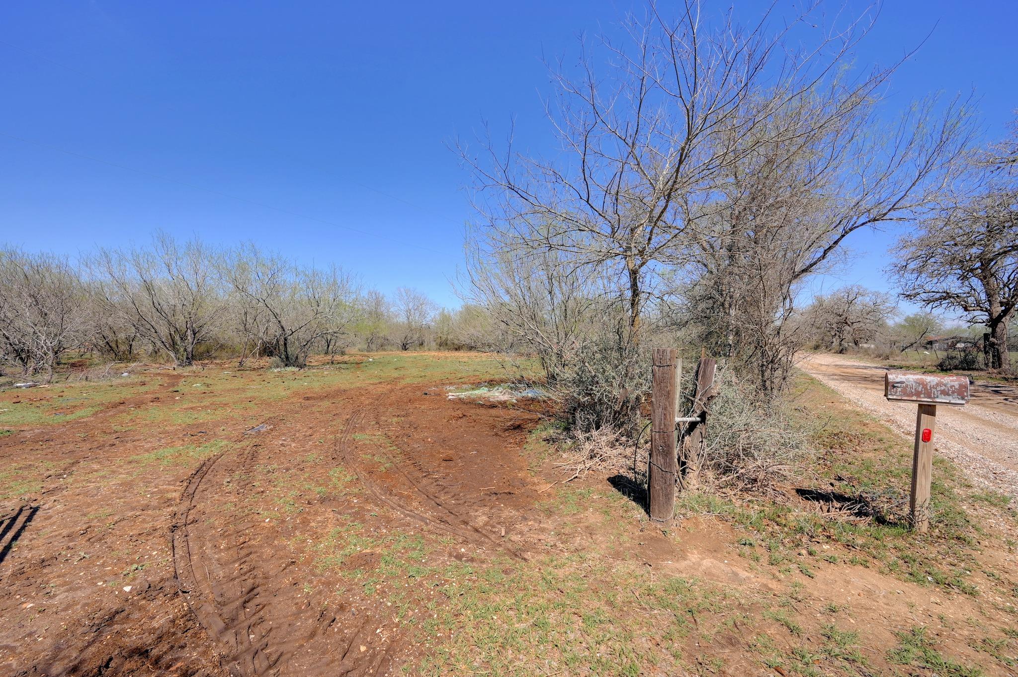 000 Cr 420, Waelder, TX 78959 photo 3