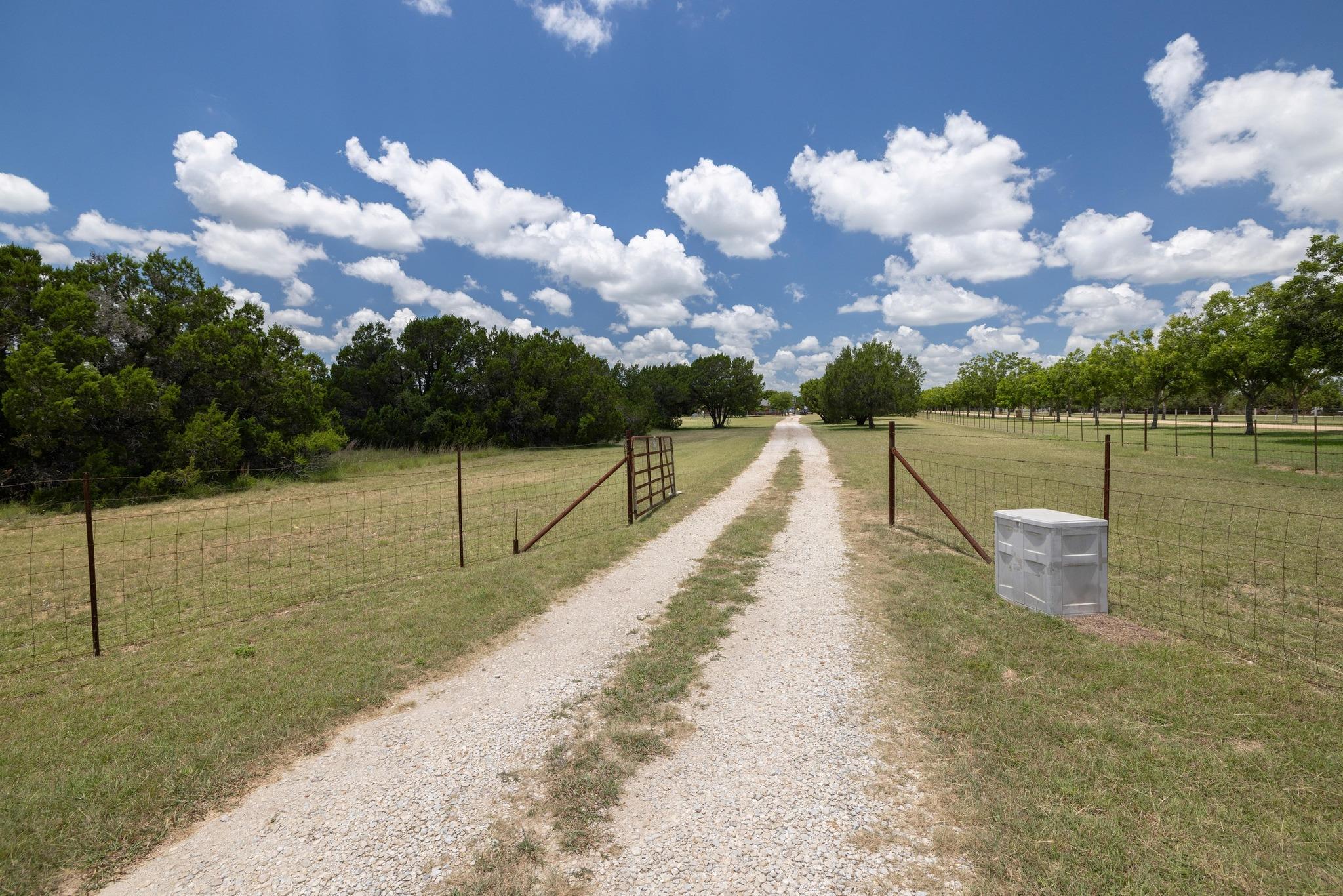 1959 County Road 200, Liberty Hill, TX 78642 photo 5