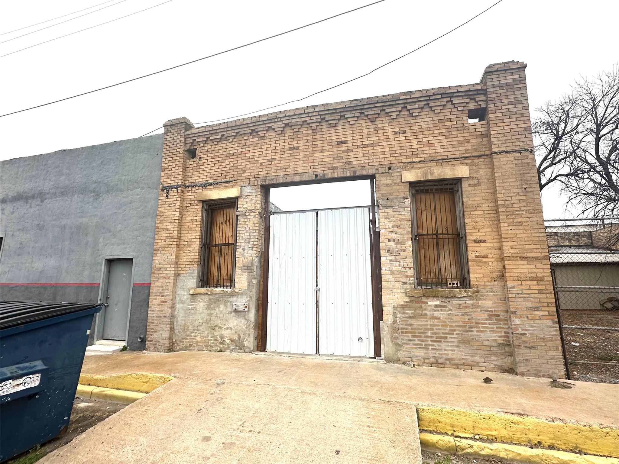 110 1st ST, Taylor, TX 76574 photo 4