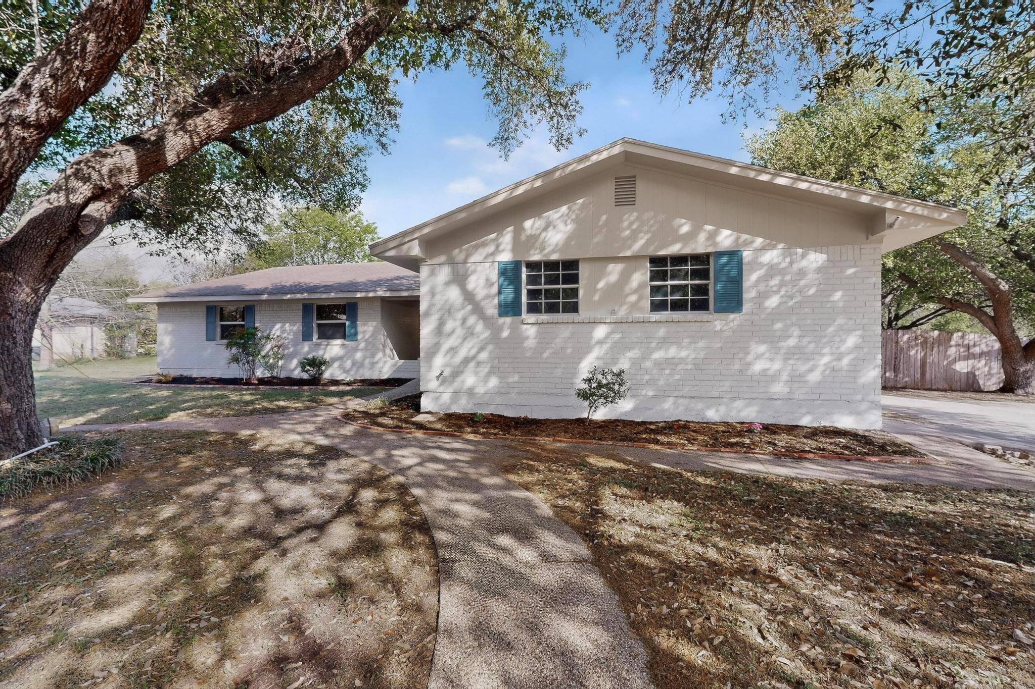 812 George ST, Taylor, TX 76574 photo 3