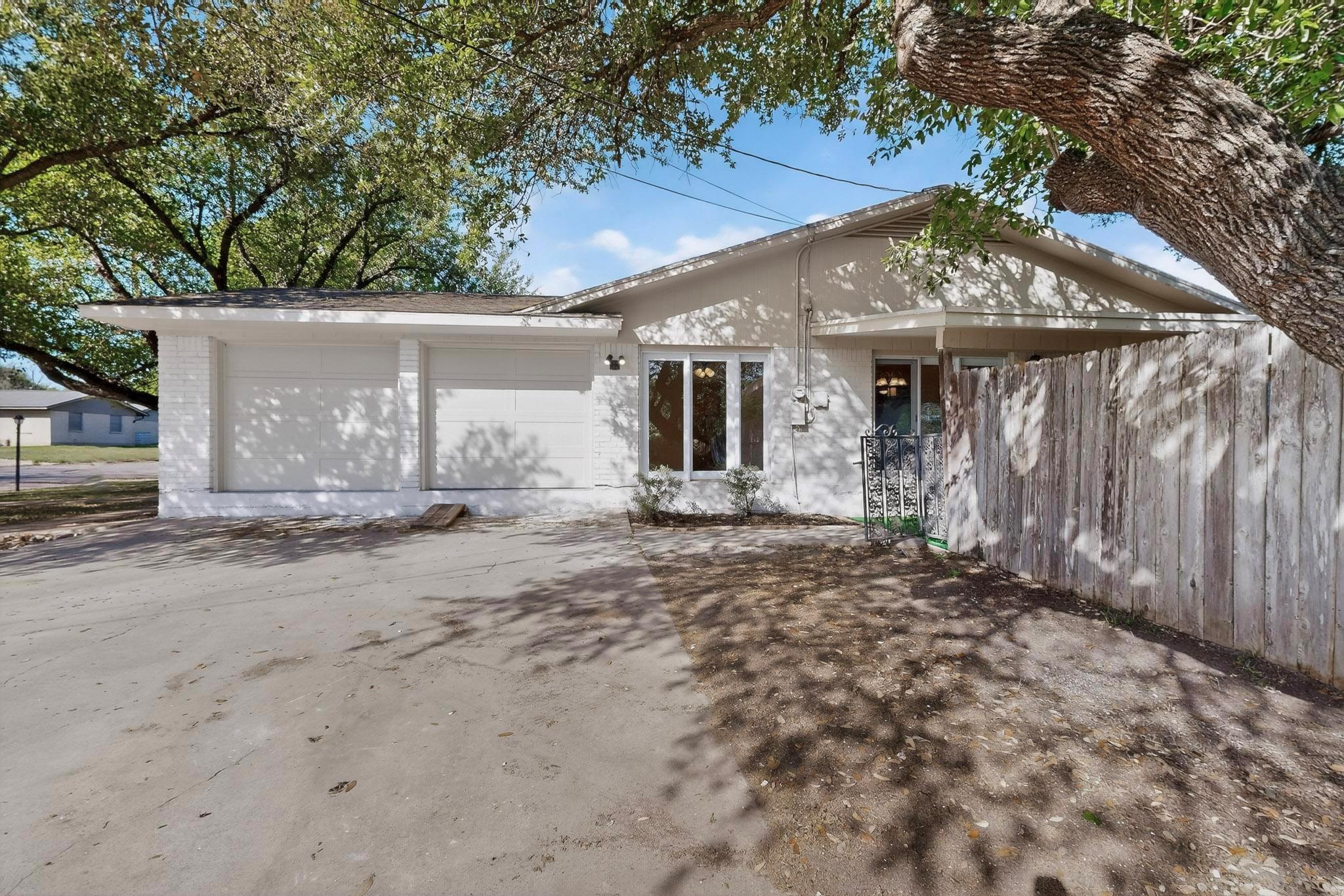 812 George ST, Taylor, TX 76574 photo 4