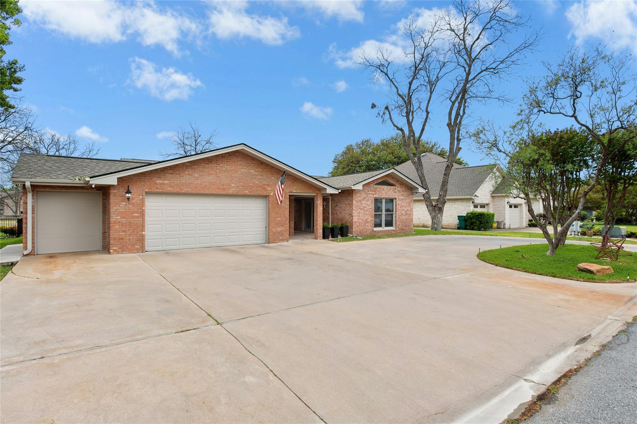407 Olympia Fields ST, Meadowlakes, TX 78654 photo 3
