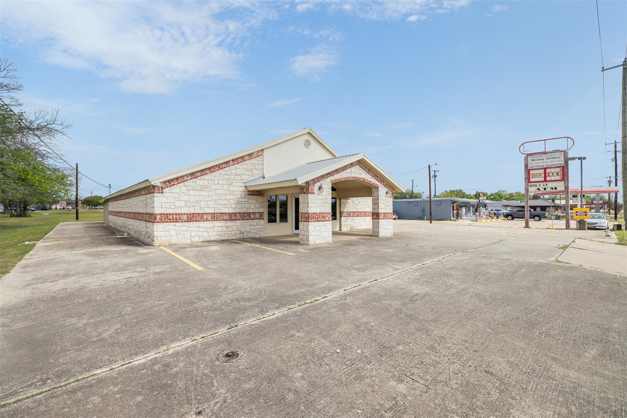 1306 Cameron Ave, Rockdale, TX 76567 photo 3