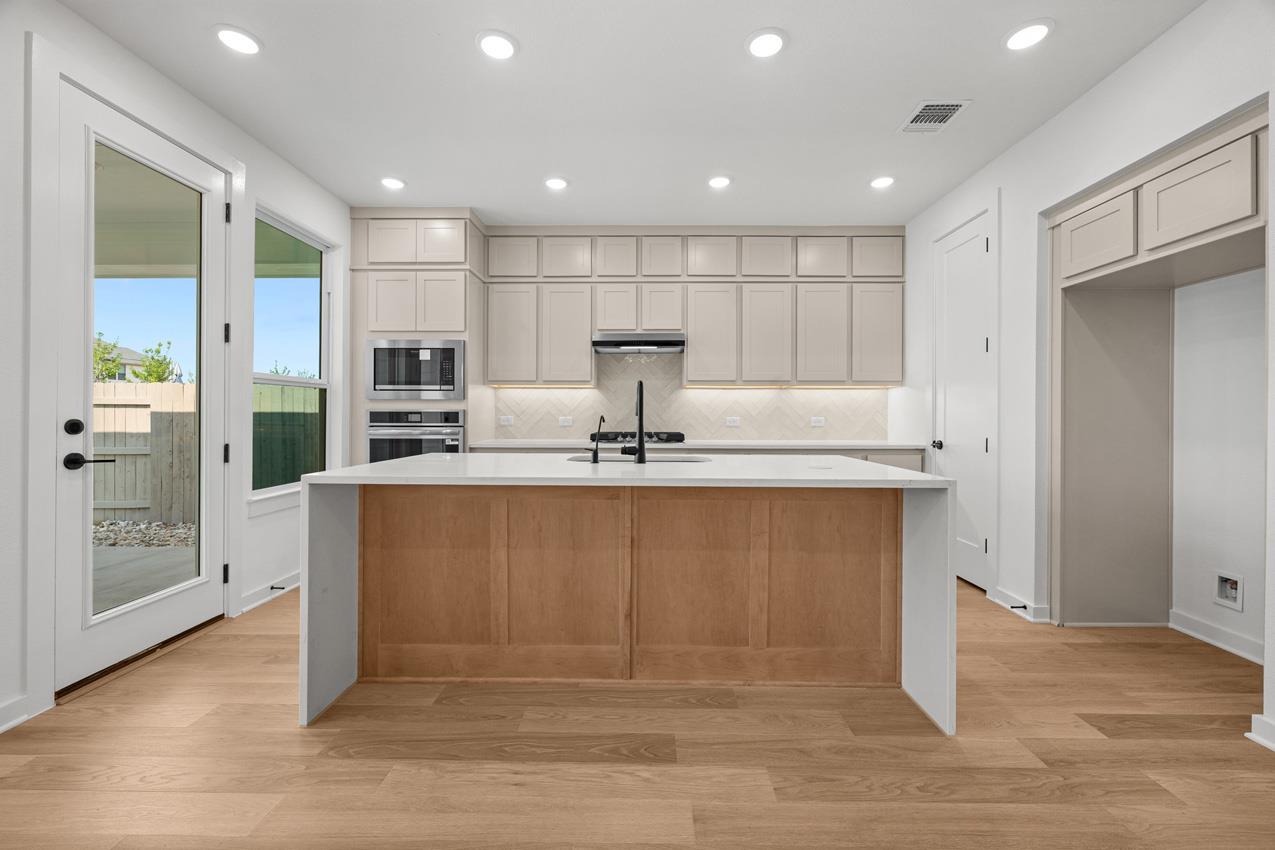 9505 Golden Lion DR, Austin, TX 78744 photo 3