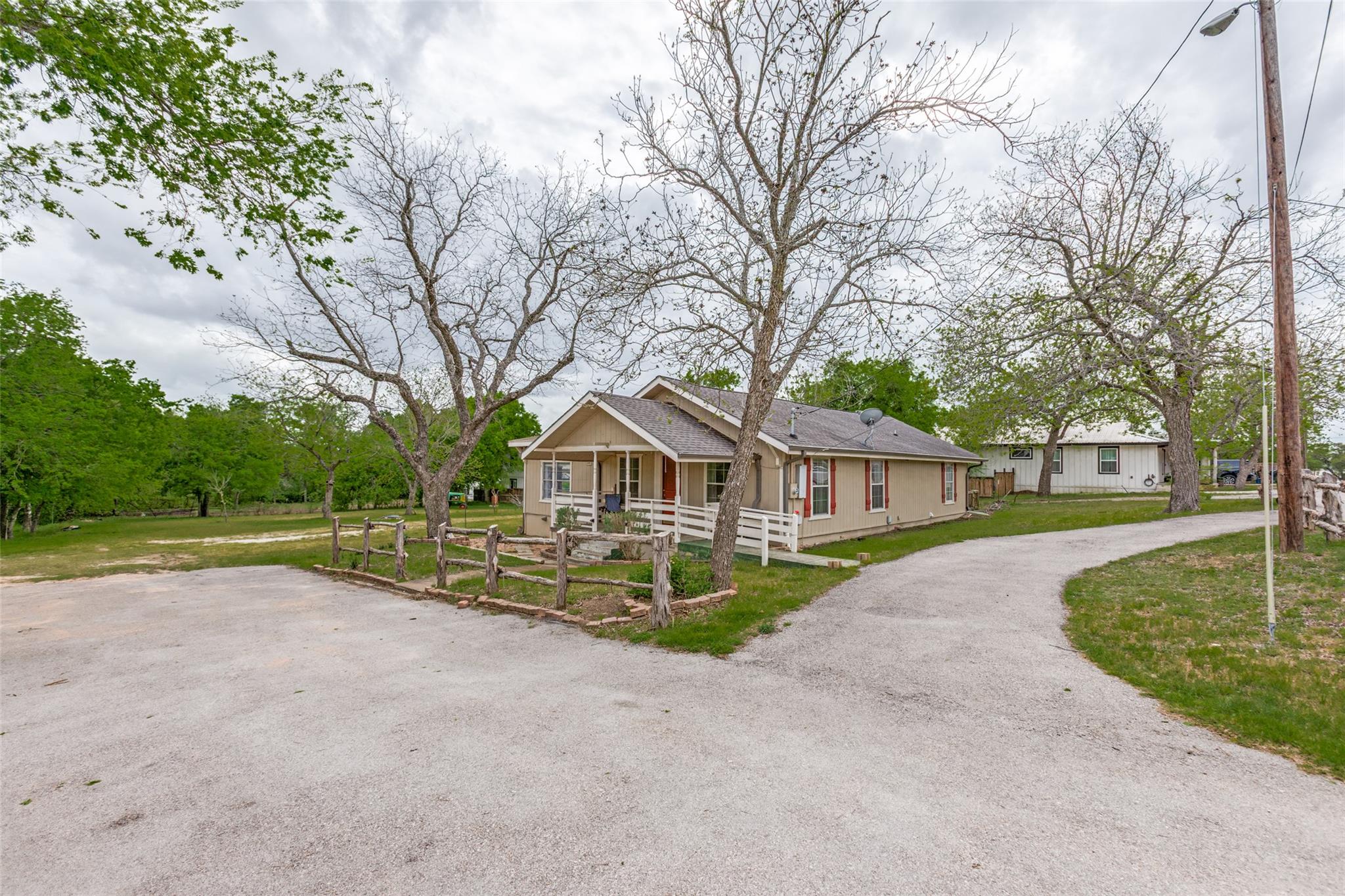 201 Church Hill LN, Liberty Hill, TX 78642 photo 2