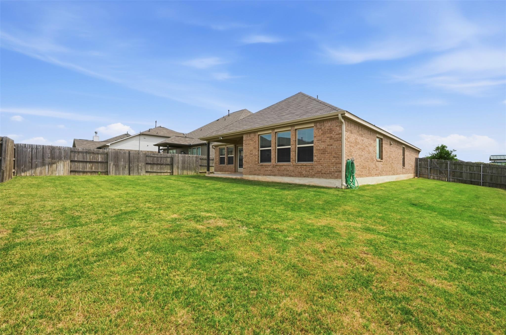 392 Algaroba LOOP, Buda, TX 78610 photo 2