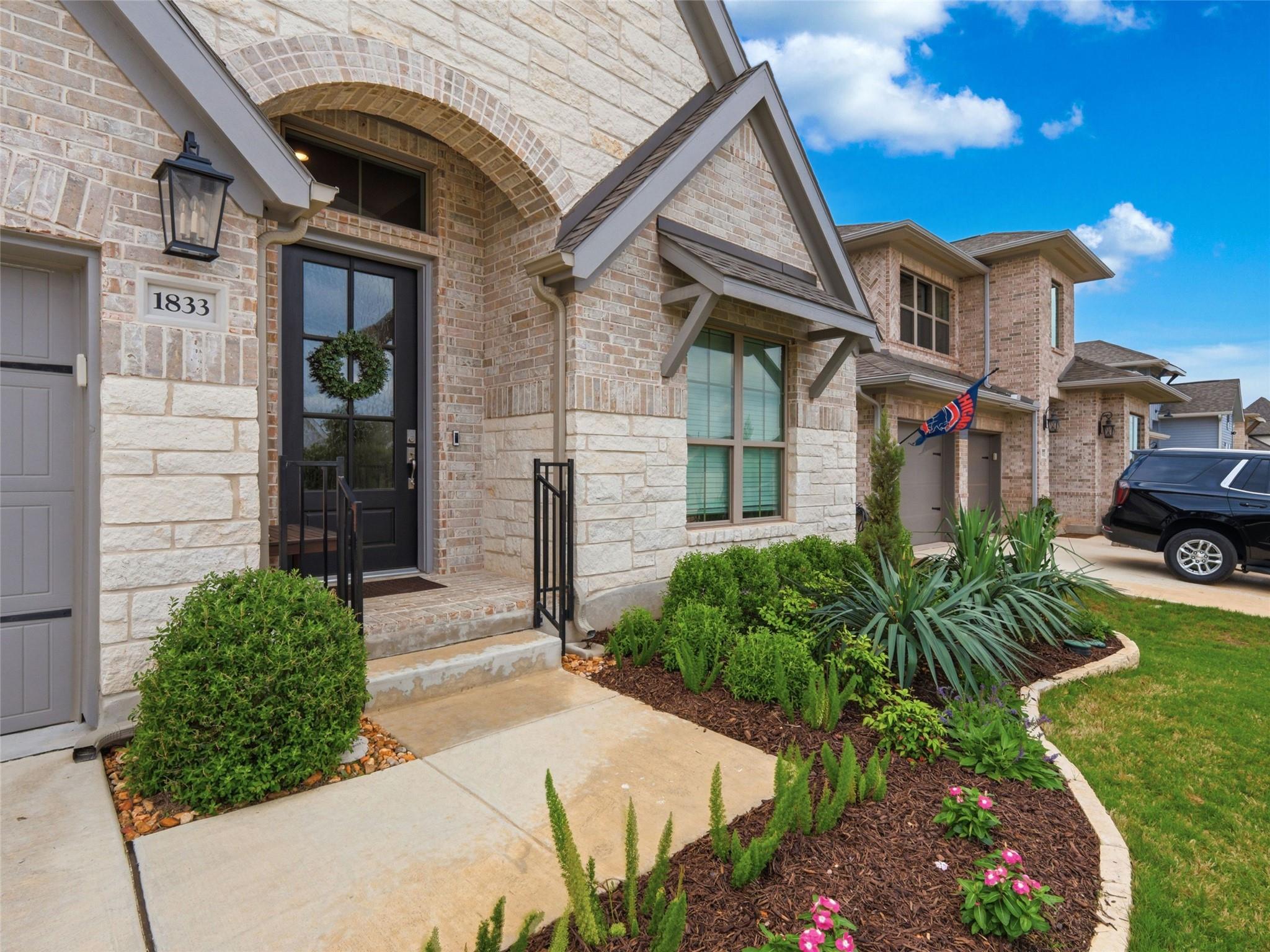 1833 Luna ST, New Braunfels, TX 78132 photo 2