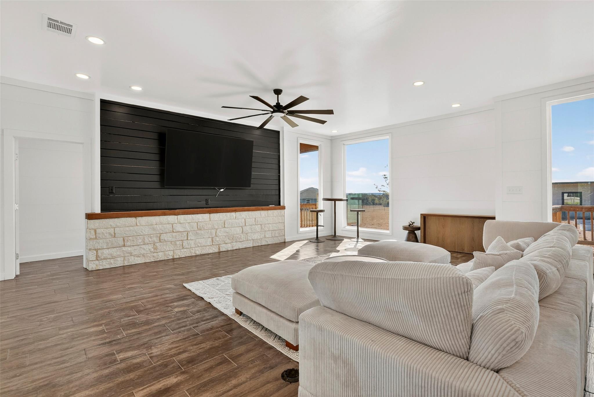 111 Starlight PATH, Red Rock, TX 78662 photo 2