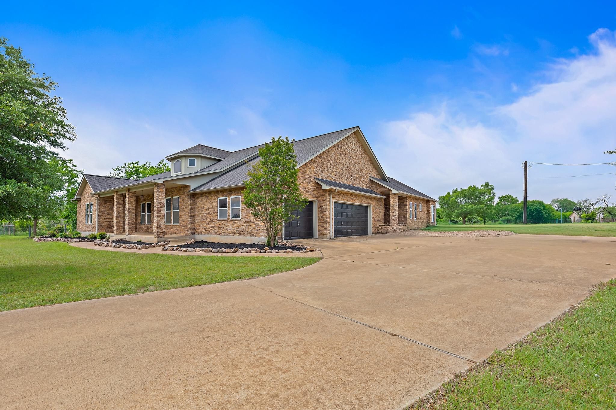 221 Mustang Mesa, Liberty Hill, TX 78642 photo 2
