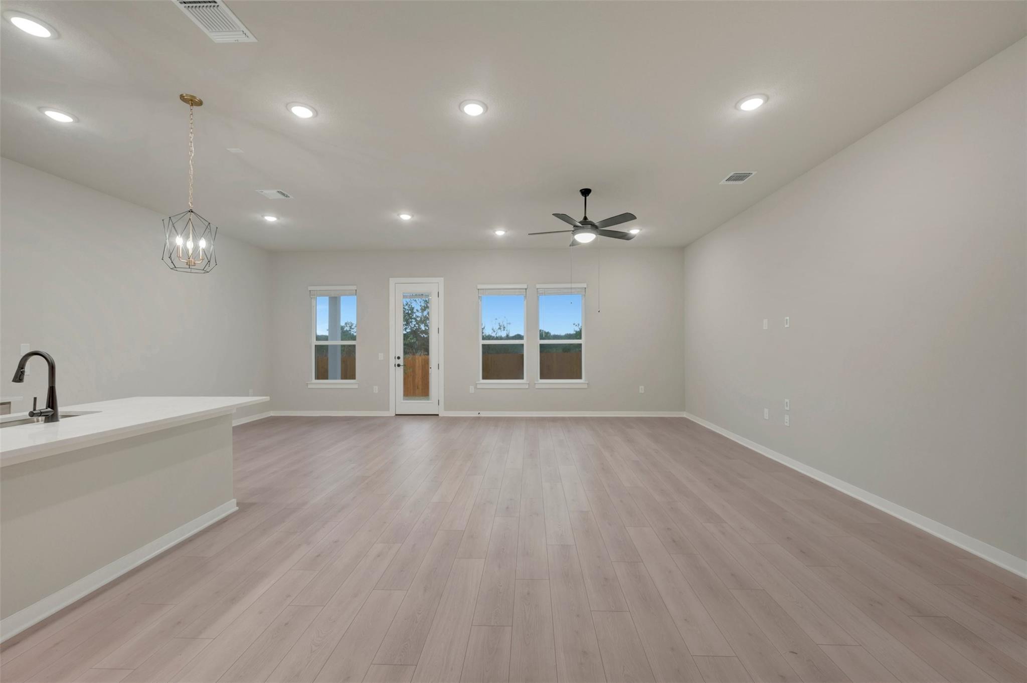 275 Callahan LOOP, Buda, TX 78610 photo 4