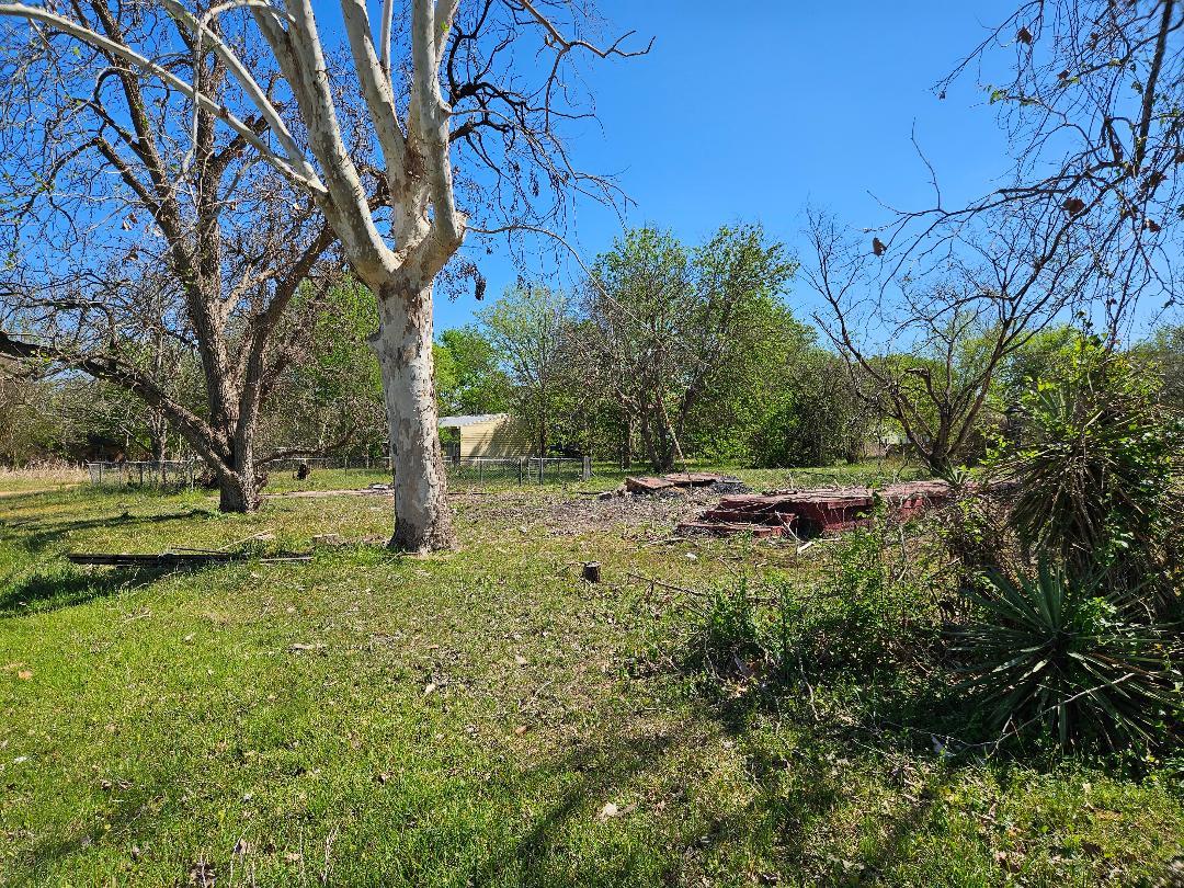 201 Harris ST, Smithville, TX 78957 photo 2
