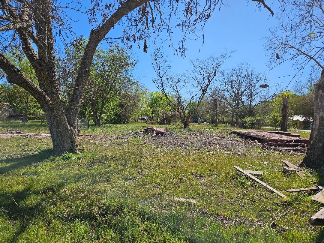 201 Harris ST, Smithville, TX 78957 photo 4