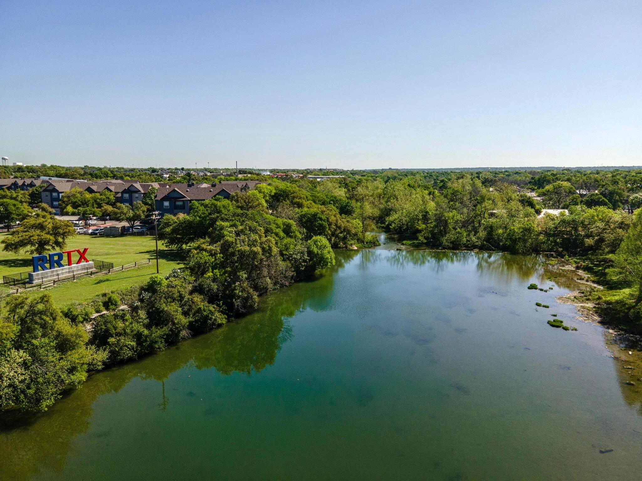 615 Pecan Ave, Round Rock, TX 78664 photo 2