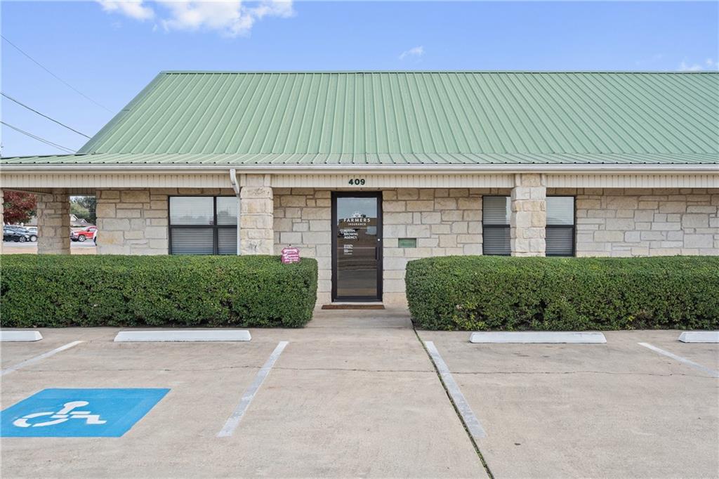 409 Mallard LN, Taylor, TX 76574 photo 2