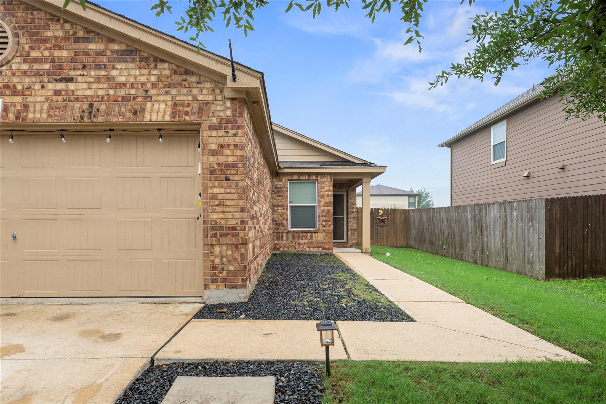 715 Estes PARK, Taylor, TX 76574 photo 3