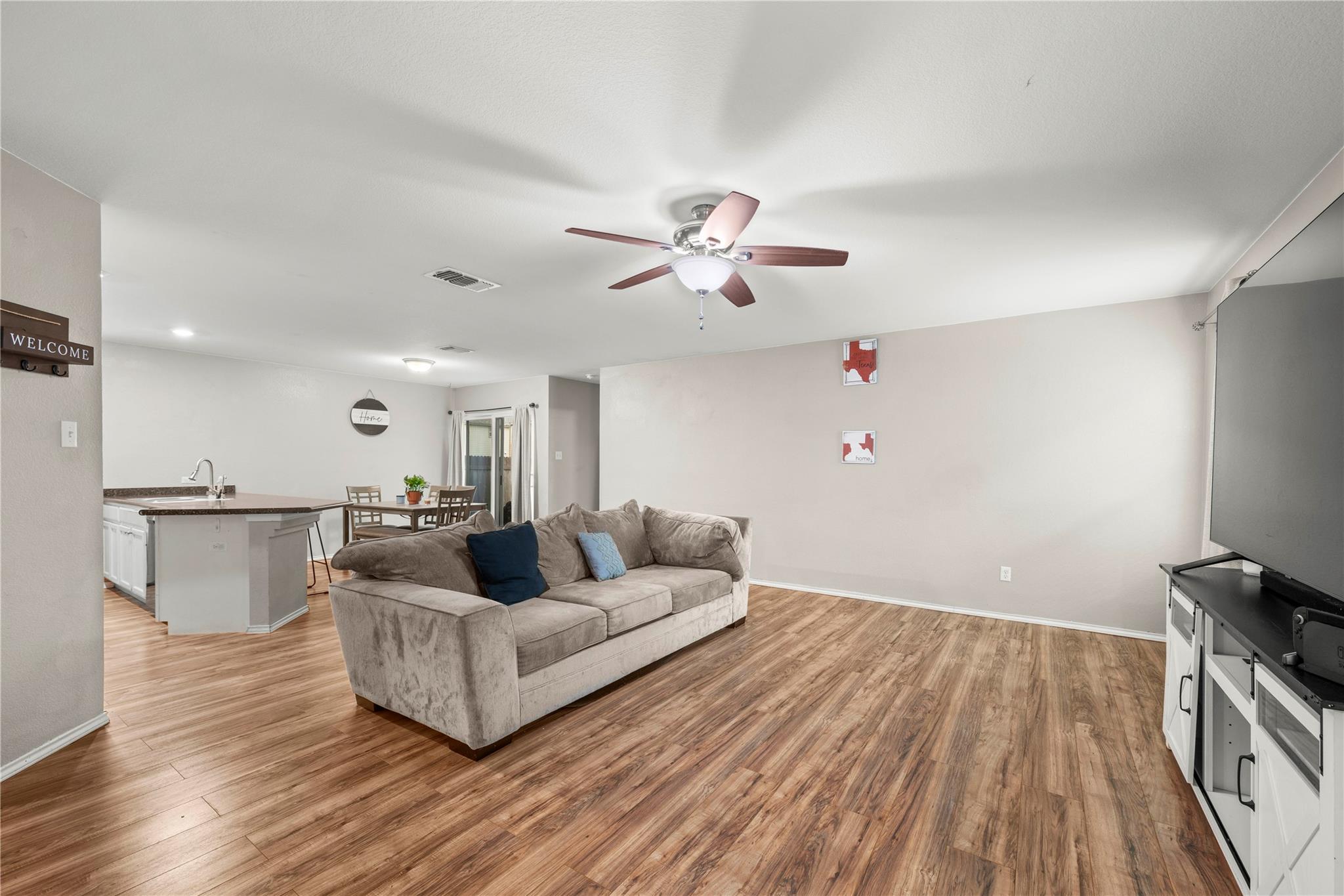 715 Estes PARK, Taylor, TX 76574 photo 5