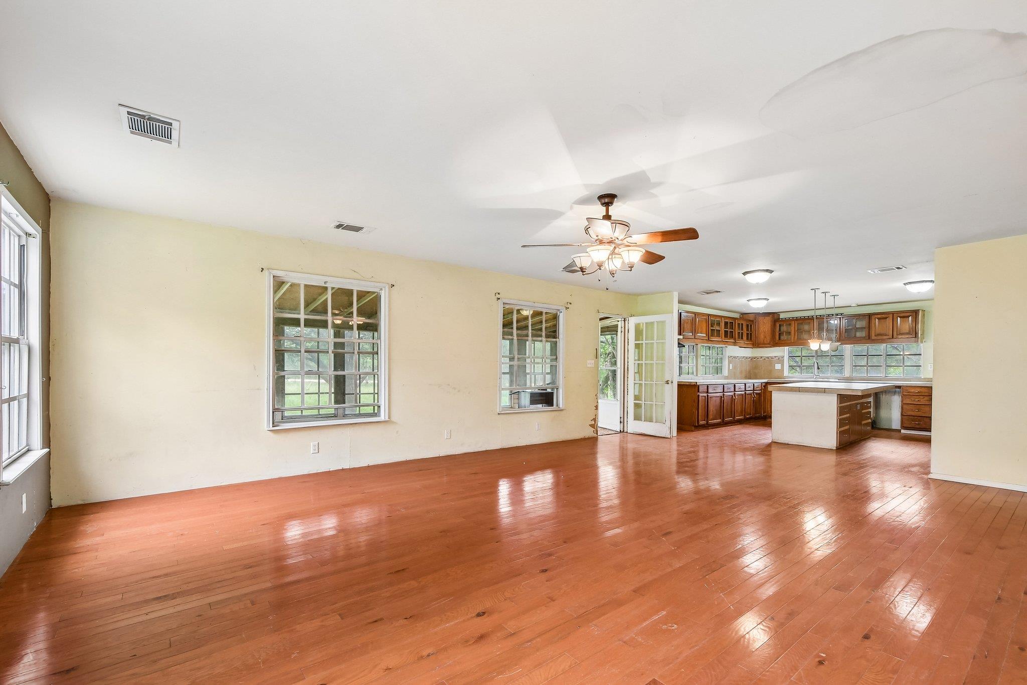 116 Hart LN, Cedar Creek, TX 78612 photo 5