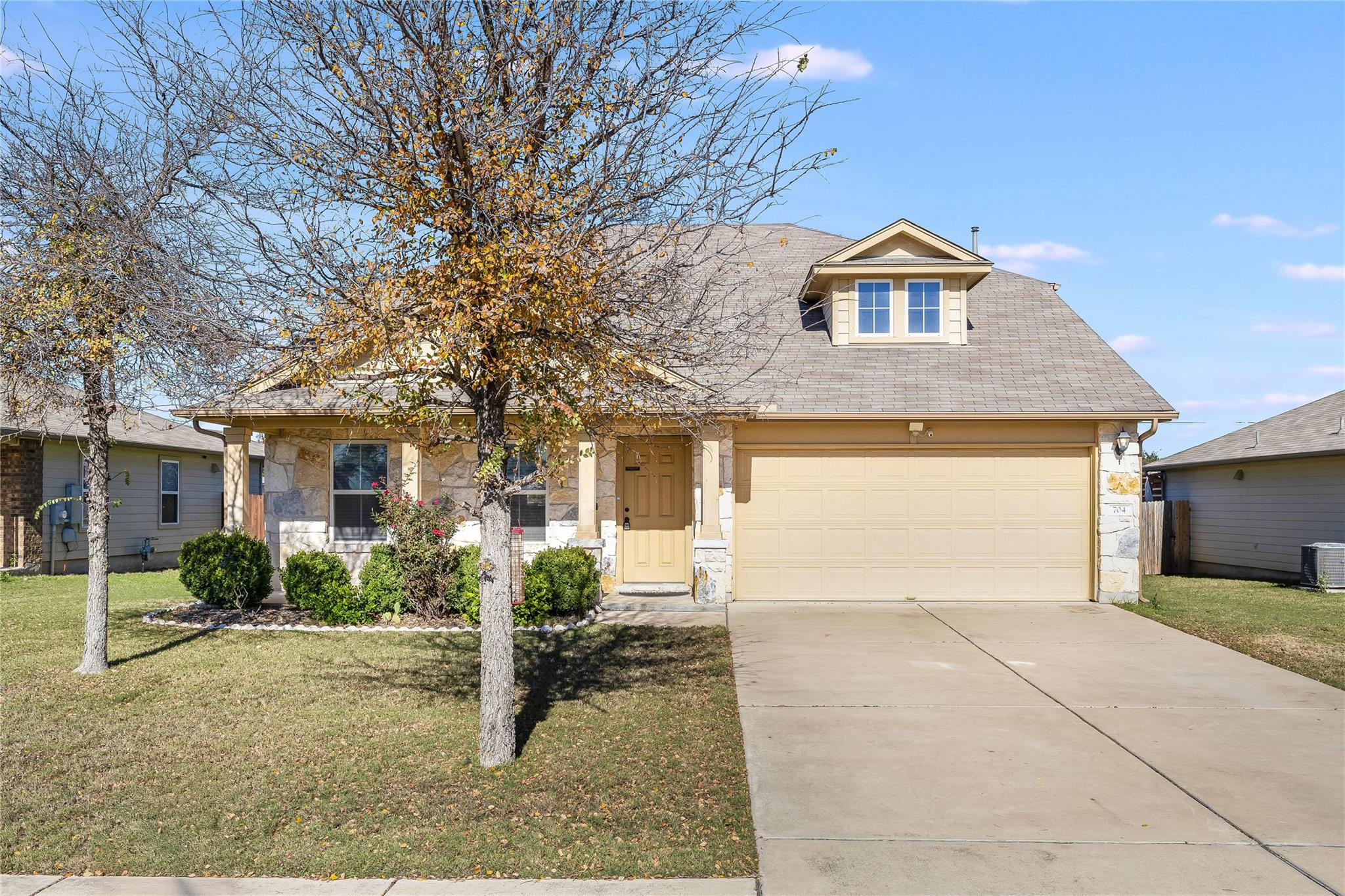704 Mitchell DR, Hutto, TX 78634 photo 2