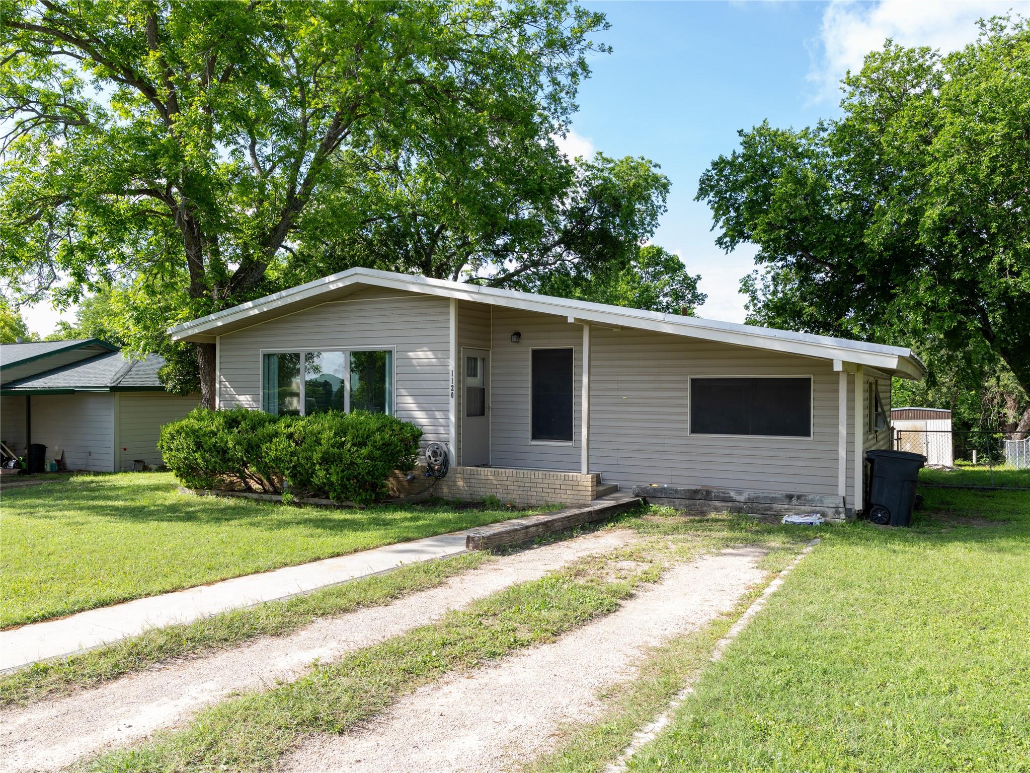 1120 Nix RD, Lampasas, TX 76550 photo 4