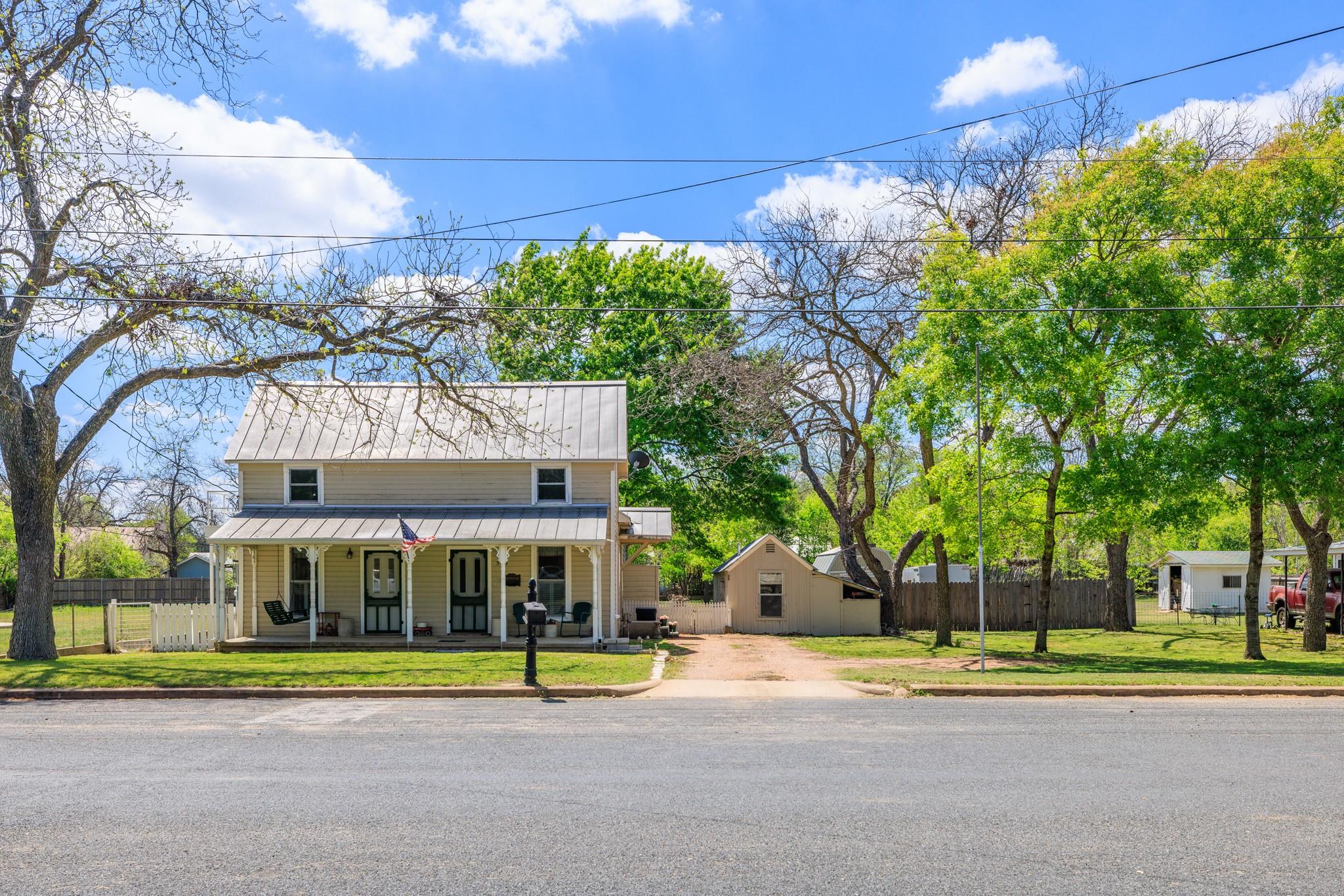 505 San Antonio ST, Fredericksburg, TX 78624 photo 2