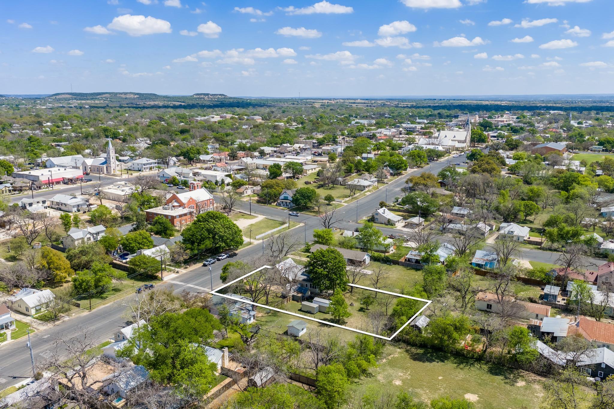 505 San Antonio ST, Fredericksburg, TX 78624 photo 4