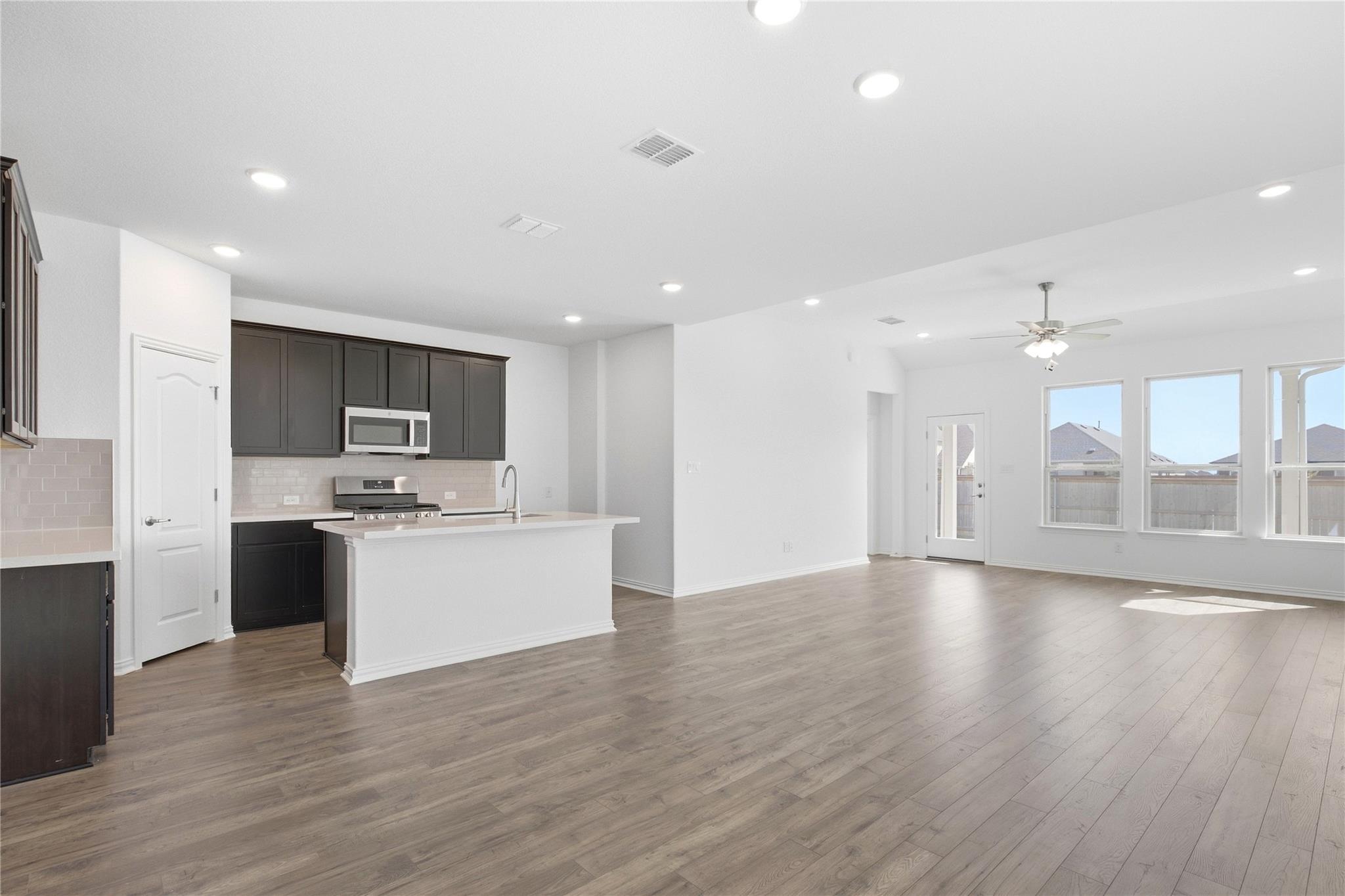 25617 Flora Bella LN, Elgin, TX 78621 photo 5