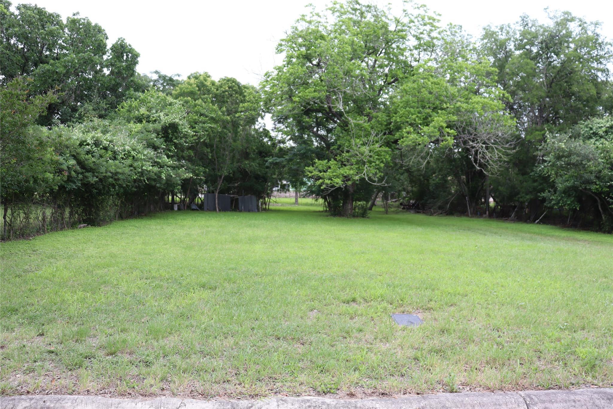1006 Johnson ST, Lockhart, TX 78644 photo 2