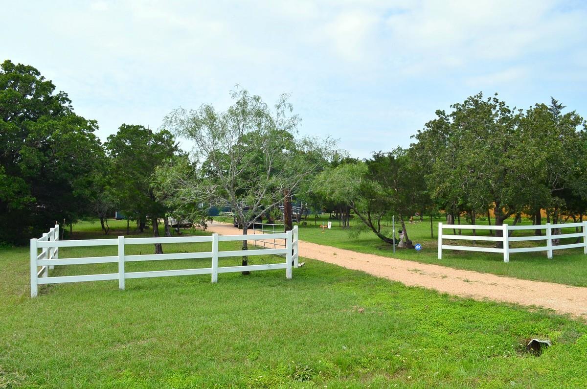 218 Texas Oak DR, Cedar Creek, TX 78612 photo 3