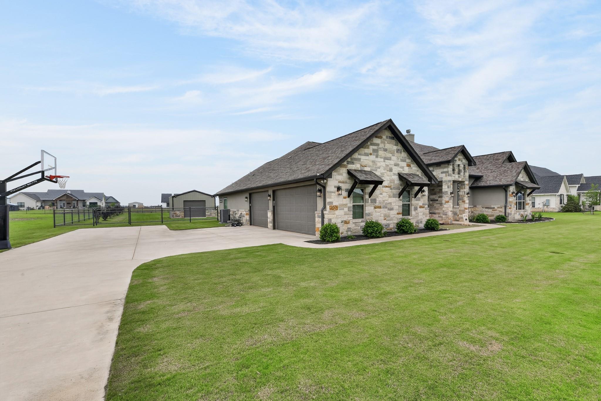 412 Farmstead DR, Seguin, TX 78155 photo 3