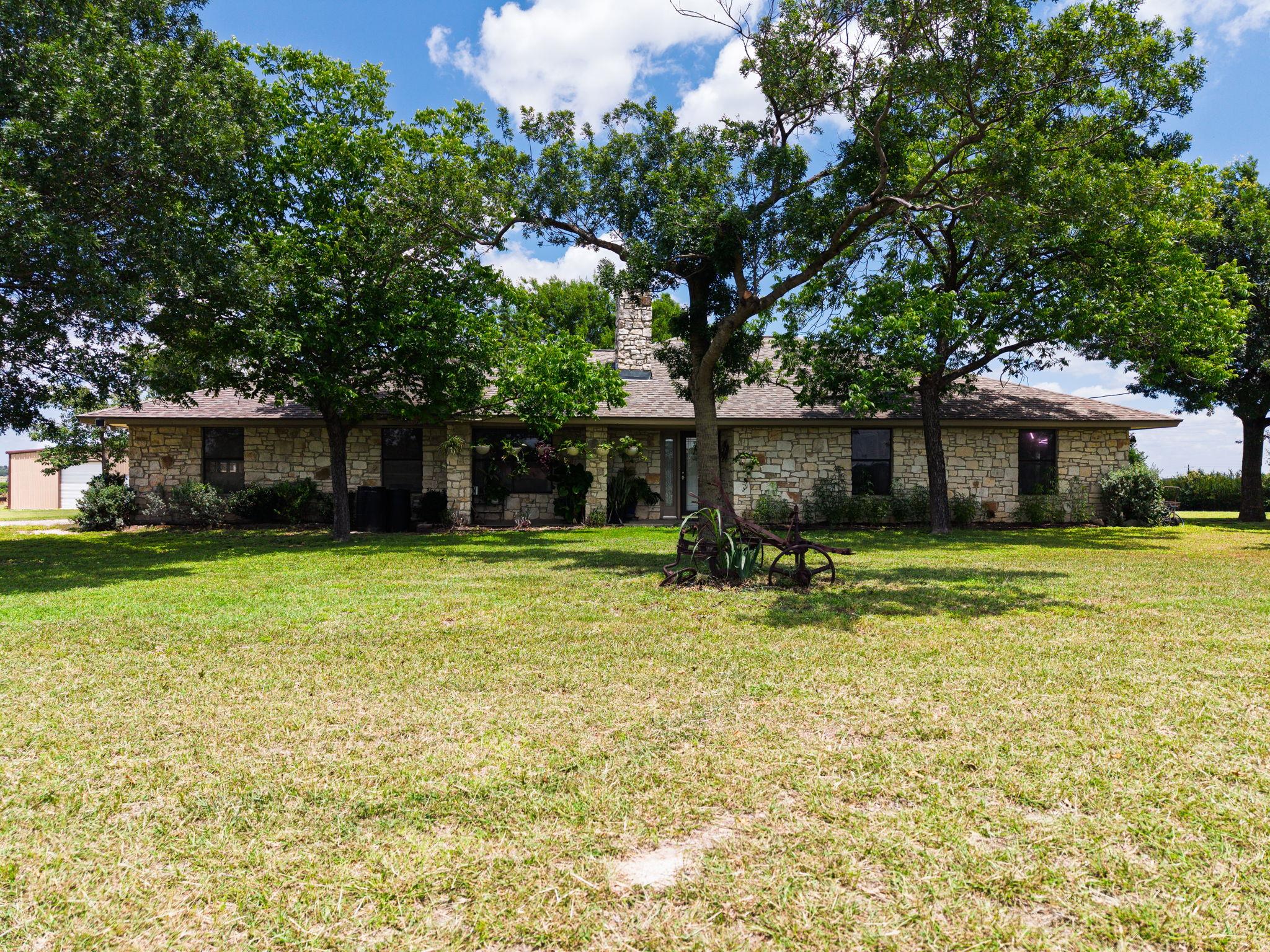 120 Rae LN, Jarrell, TX 76537 photo 2