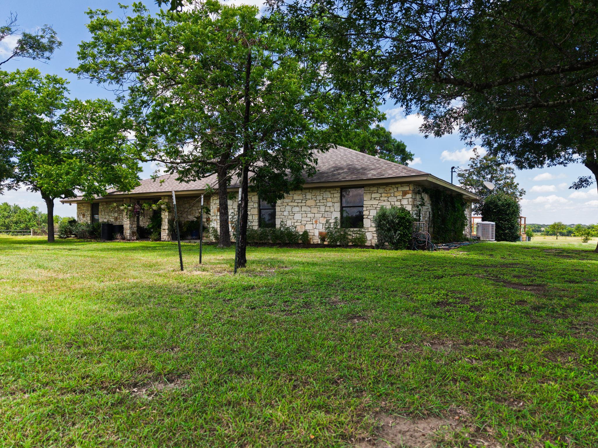 120 Rae LN, Jarrell, TX 76537 photo 3