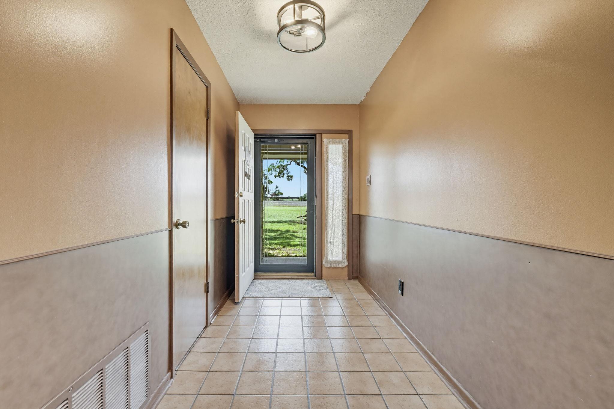 120 Rae LN, Jarrell, TX 76537 photo 5