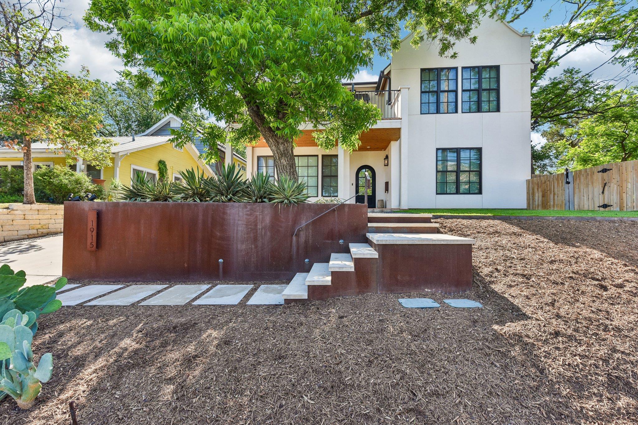 Photo of 1915 Brackenridge ST, Austin, TX 78704
