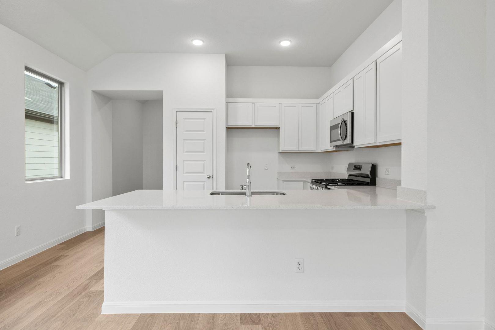 214 Hornet ST, Elgin, TX 78621 photo 4
