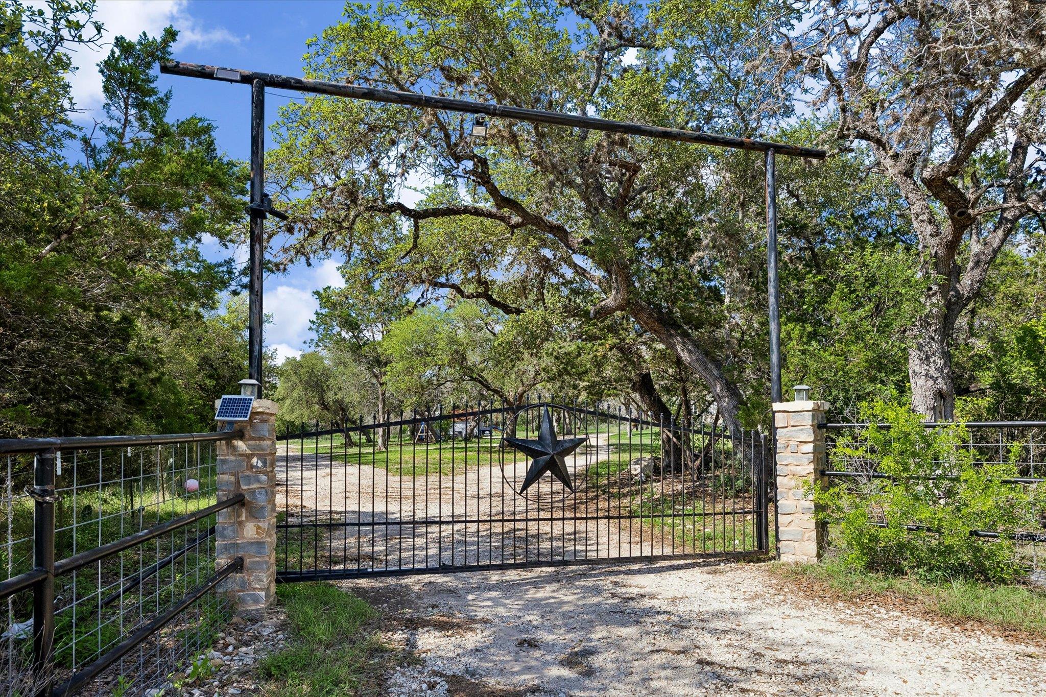 575 County Road 342, Hondo, TX 78801 photo 4