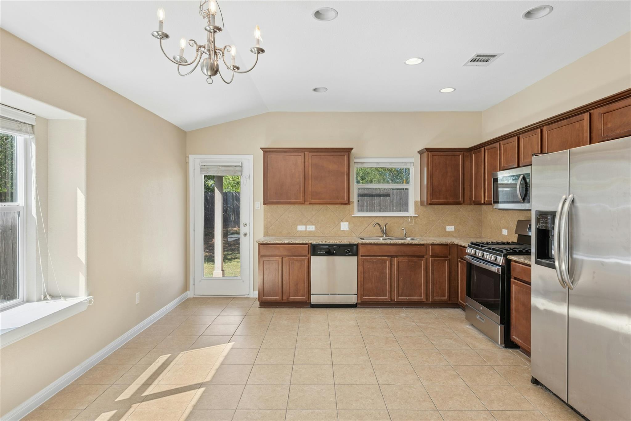 305 Verano DR, Kyle, TX 78640 photo 4