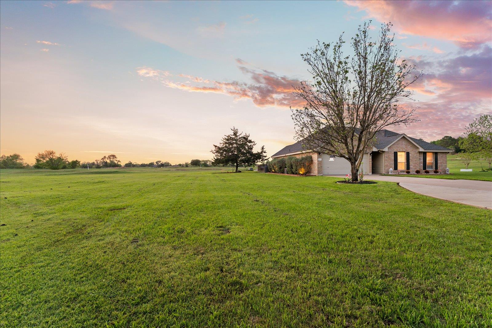 125 Fairway CT, Bastrop, TX 78602 photo 2