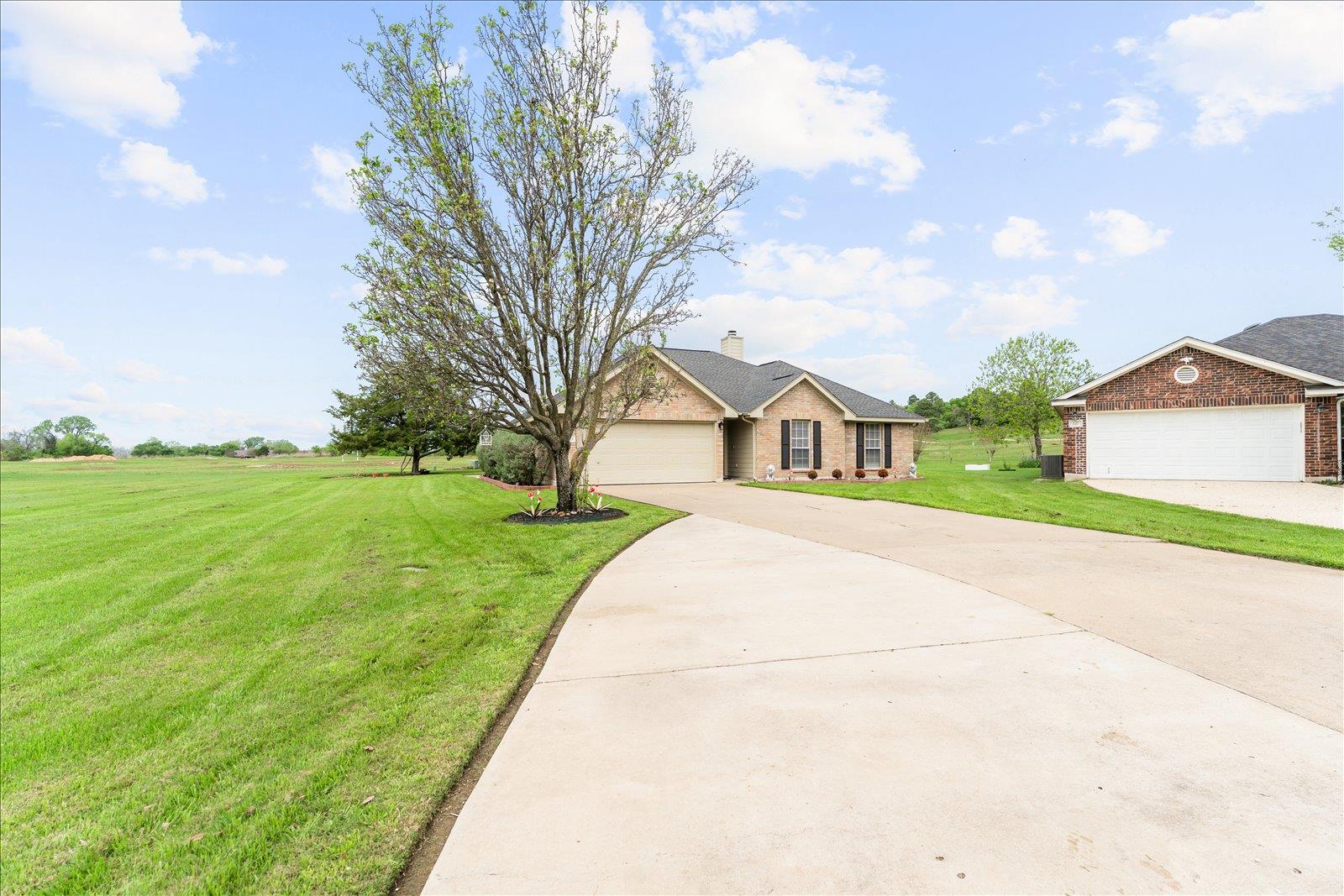 125 Fairway CT, Bastrop, TX 78602 photo 4