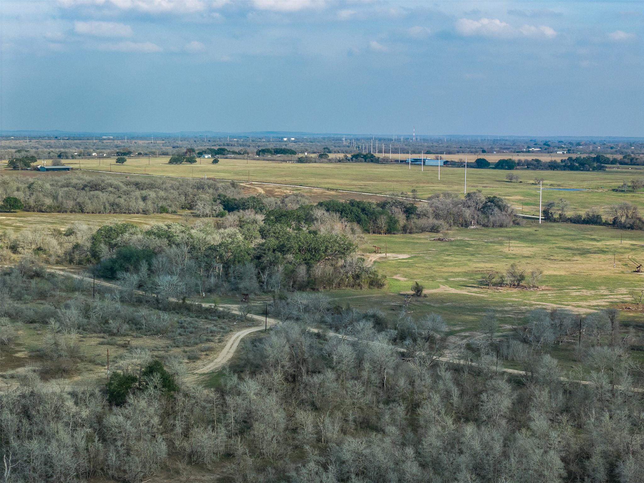 1144 Treetop LN, Luling, TX 78648 photo 2