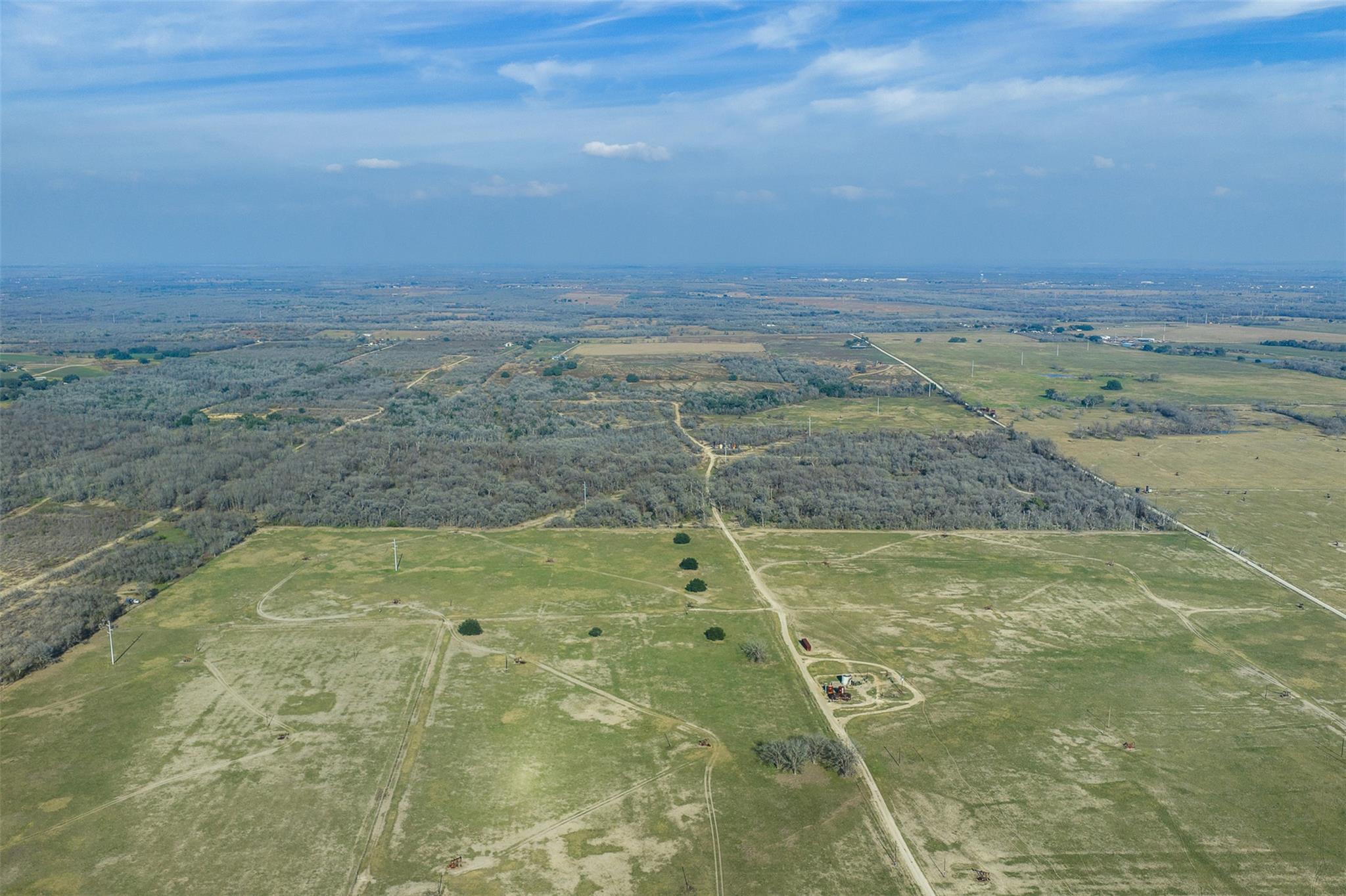 1144 Treetop LN, Luling, TX 78648 photo 4