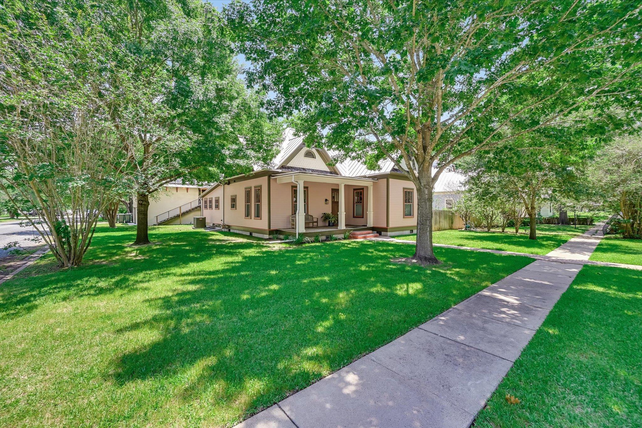 506 Gresham ST, Smithville, TX 78957 photo 2