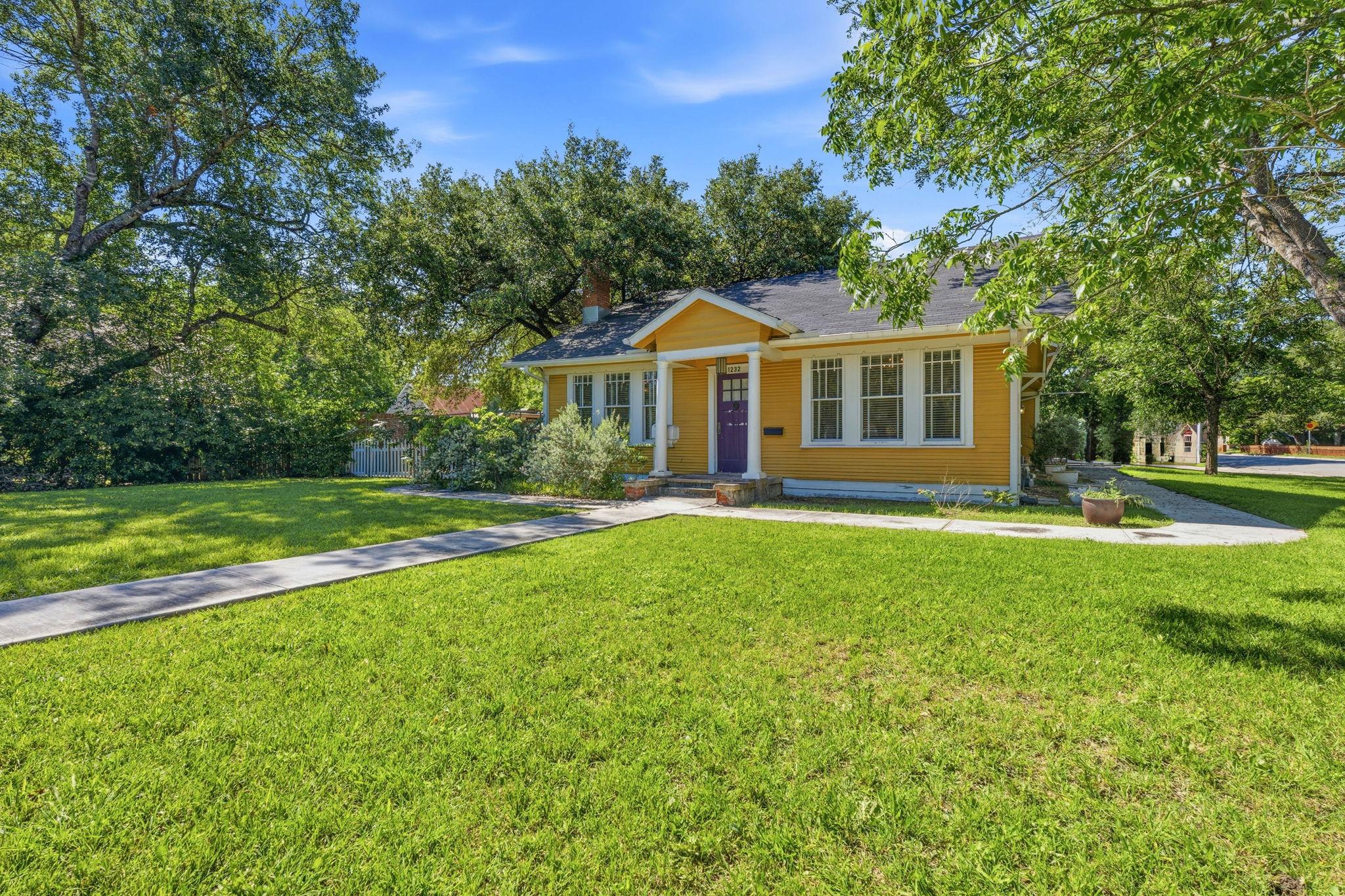 1232 Spruce ST, Lockhart, TX 78644 photo 2