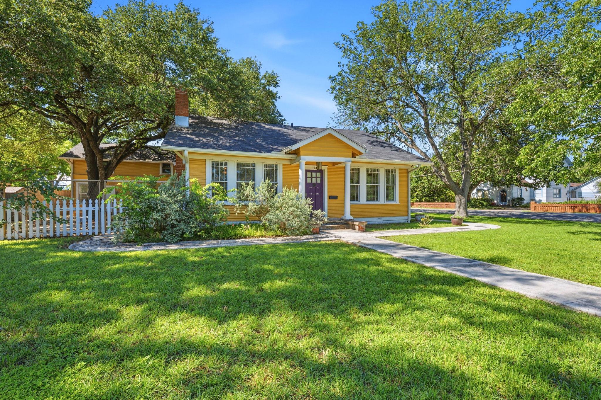1232 Spruce ST, Lockhart, TX 78644 photo 3