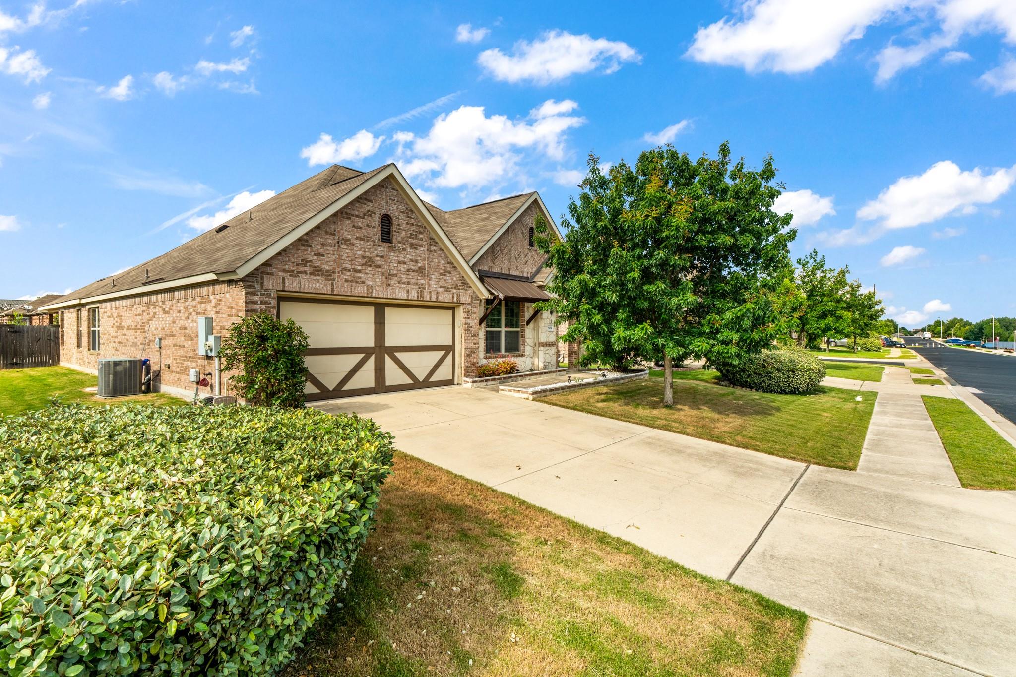 804 Farm House DR, Hutto, TX 78634 photo 2